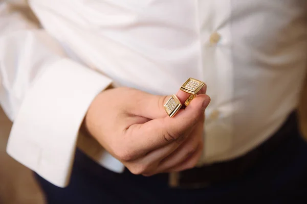 Manos de hombre de negocios con gemelos. Elegante caballero clother — Foto de Stock