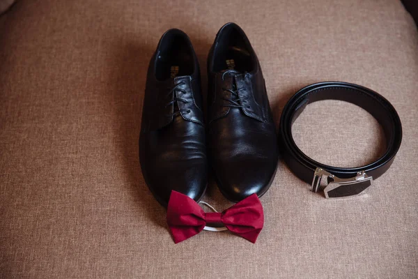 Чоловічі аксесуари, червона краватка, взуття, ремінь на столі — стокове фото