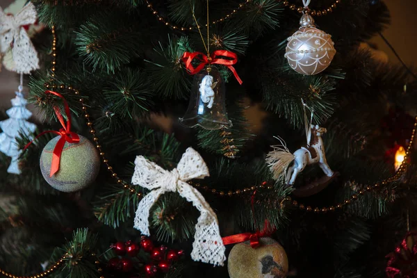 Hermosos juguetes y regalos en el árbol de Navidad. Concepto de Feliz Año Nuevo —  Fotos de Stock