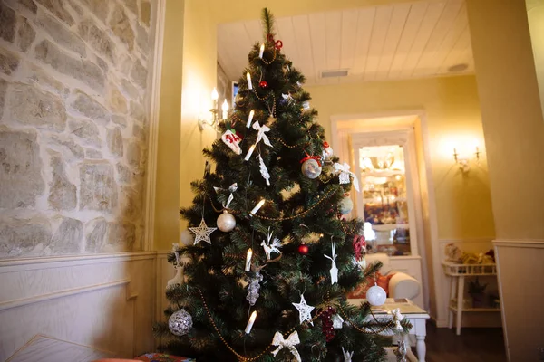 Όμορφα παιχνίδια και δώρα για χριστουγεννιάτικο δέντρο. Έννοια του ευτυχισμένο το νέο έτος — Φωτογραφία Αρχείου