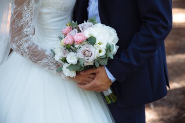 Evlilik çift ellerde buket düğün