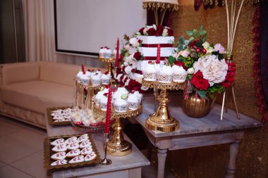 Çikolata, kırmızı renk, marsala. Düğün pastası, şeker, şeker, tatlı, pop'ları içeren tablo.