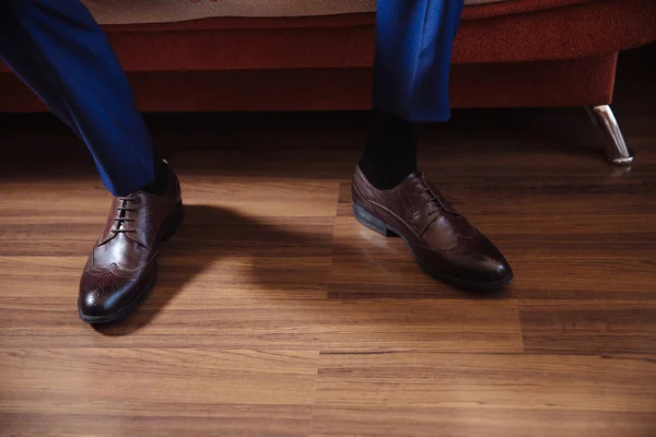 Geschäftsmann verkleidet sich mit klassischen, eleganten Schuhen. Bräutigam am Hochzeitstag, Schnürsenkel binden und vorbereiten. — Stockfoto