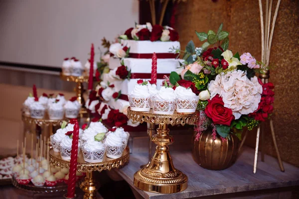 Candy bar, κόκκινο χρώμα, marsala. Πίνακας με τη γαμήλια τούρτα, γλυκά, καραμέλες, επιδόρπιο, σκάει. — Φωτογραφία Αρχείου