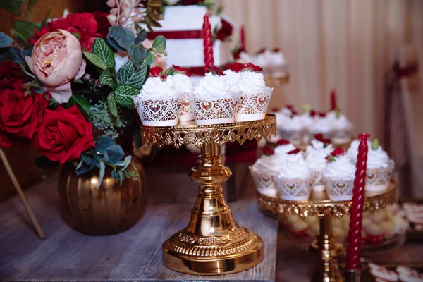 Barre à bonbons, couleur rouge, marsala. Table avec gâteau de mariage, bonbons, bonbons, dessert, pops . — Photo