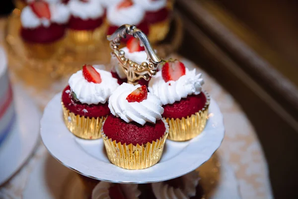 Солодкий багаторівневий весільний торт, прикрашений красивими квітами. цукерки барі — стокове фото