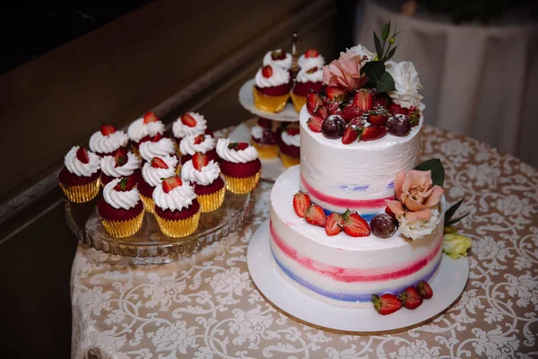 Süße mehrstöckige Hochzeitstorte mit schönen Blumen dekoriert. Candy Bar — Stockfoto