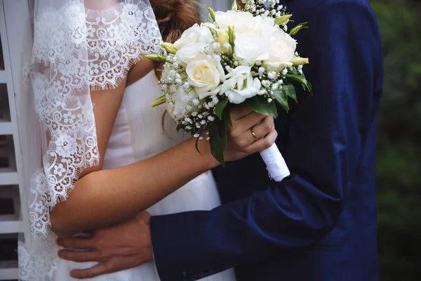 Menyasszony és a vőlegény kezét jegygyűrű barna asztal — Stock Fotó