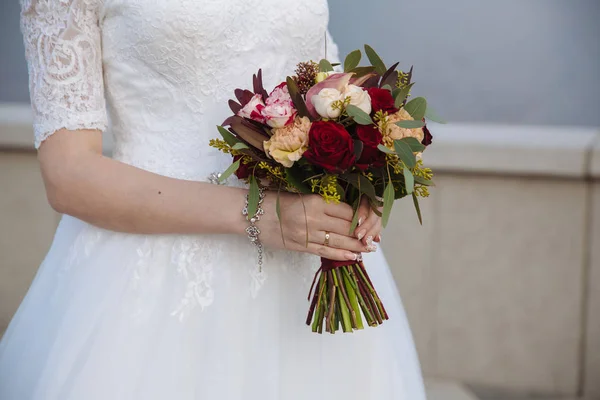 Kytice v rukou krásná nevěsta ve svatební den — Stock fotografie