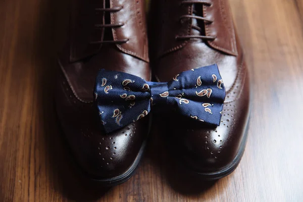 Аксесуари для нареченого, краватка для лука, взуття, ремінь на столі. Концепція джентльменського одягу — стокове фото