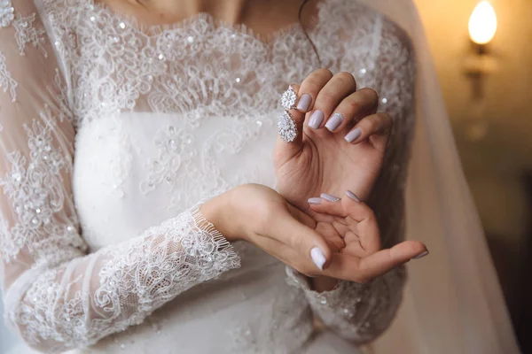 Earrind in de handen van de bruid — Stockfoto