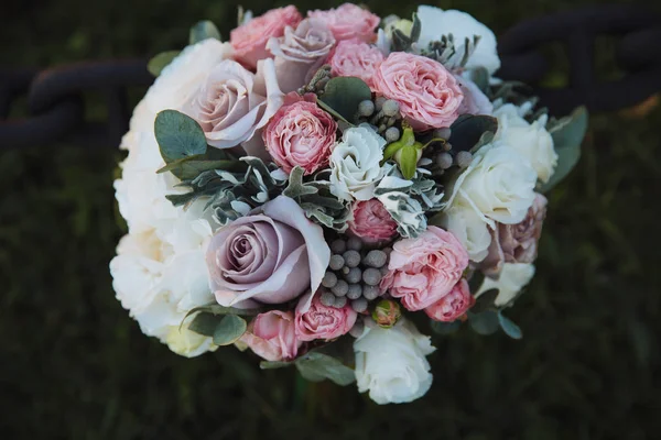 Ramo de bodas sobre hierba verde. Flores de novias — Foto de Stock