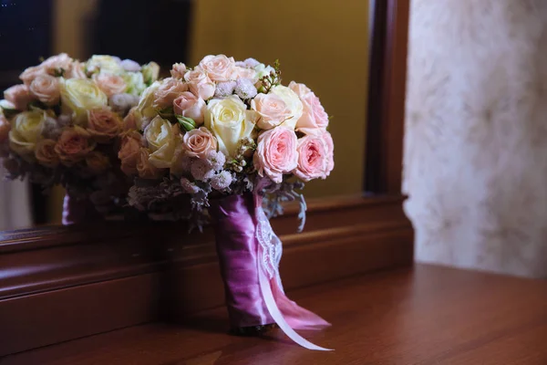 Brautstrauß aus weißen und roten Rosen auf hölzernem Hintergrund — Stockfoto