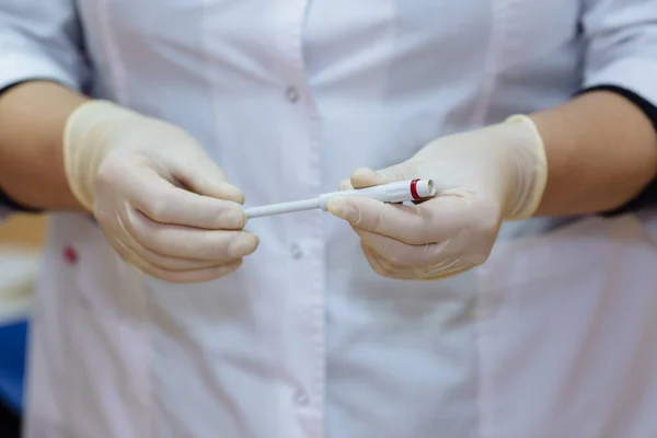 Médico dentista mão segurando ferramentas médicas em consultório odontológico. Conceito de saudável — Fotografia de Stock