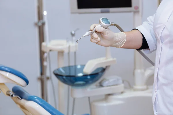 Médico dentista mão segurando ferramentas médicas em consultório odontológico. Conceito de saudável — Fotografia de Stock