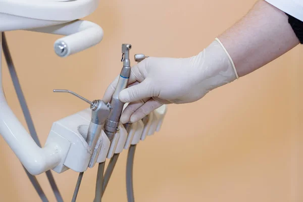 Médico dentista mão segurando ferramentas médicas em consultório odontológico. Conceito de saudável — Fotografia de Stock