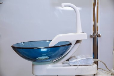 Diş ofisi. Diş hekimi, araçları, tıp aletleri donanımları. Sağlık kavramı