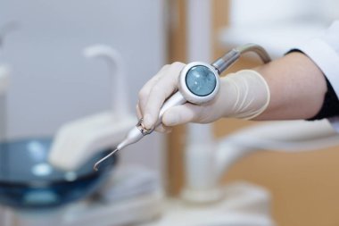Diş hekimi doktor el tıbbi araçlar diş ofisinde tutuyor. Sağlıklı kavramı