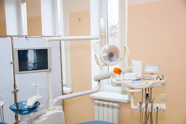 Zahnarztpraxis. Zahnarztausrüstung, Werkzeuge, medizinische Instrumente. Gesundheitskonzept — Stockfoto