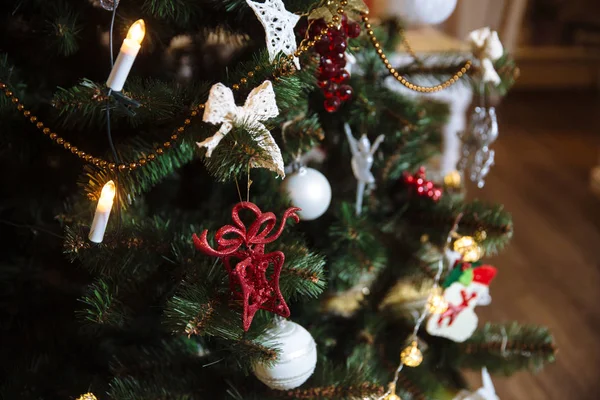 Όμορφα παιχνίδια και δώρα για χριστουγεννιάτικο δέντρο. Έννοια του ευτυχισμένο το νέο έτος — Φωτογραφία Αρχείου