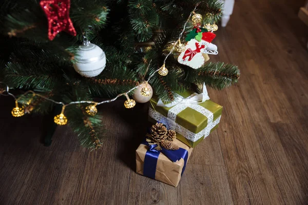Δώρα, δώρο κάτω από το ευτυχισμένο το νέο έτος και το χριστουγεννιάτικο δέντρο. Έννοια της οικογένειας — Φωτογραφία Αρχείου