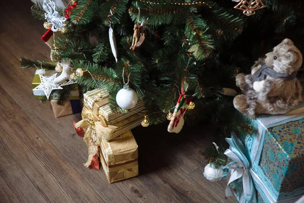 Δώρα, δώρο κάτω από το ευτυχισμένο το νέο έτος και το χριστουγεννιάτικο δέντρο. Έννοια της οικογένειας — Φωτογραφία Αρχείου