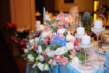 Düğün süslemeleri, dekor masanın üzerinde. Çiçekler