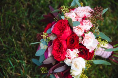 Yeşil çimenlerin üzerinde düğün buketi. Gelinler çiçek