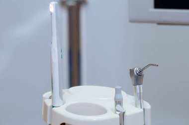 Diş ofisi. Diş hekimi, araçları, tıp aletleri donanımları. Sağlık kavramı