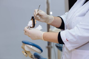 Örnek jawbone tıbbi araçlar diş ofiste tutan diş hekimi doktor el. Sağlıklı kavramı