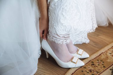 gelin düğün günü yürüyerek beyaz ayakkabı giymiyor. yakın çekim ateş