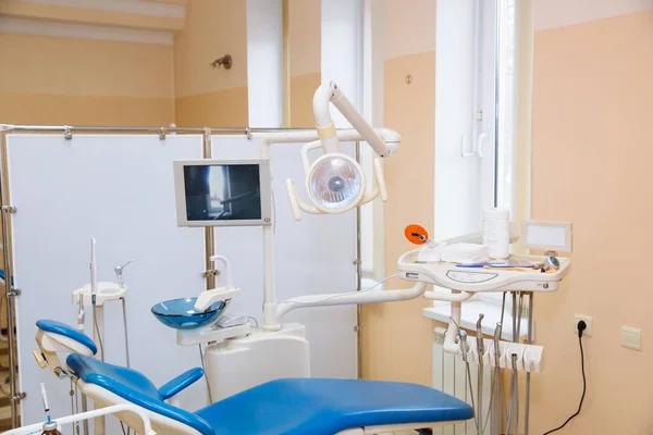 Zahnarztpraxis. Zahnarztausrüstung, Werkzeuge, medizinische Instrumente. Gesundheitskonzept — Stockfoto