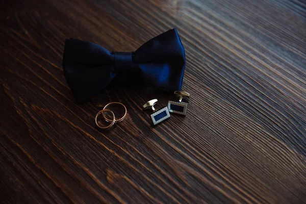 Accesorios para hombre. Corbata de lazo, gemelos, anillos de oro. Detalles del novio — Foto de Stock