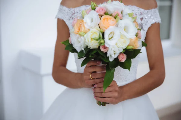 Kytice v rukou krásná nevěsta ve svatební den — Stock fotografie