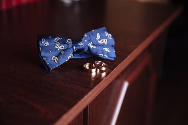 Papyon ve alyans ahşap bir masa üzerinde. Damat aksesuarları