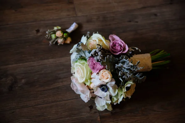 Ramo de bodas con los novios boutonniere de rosas blancas y rojas sobre fondo de madera oscura — Foto de Stock