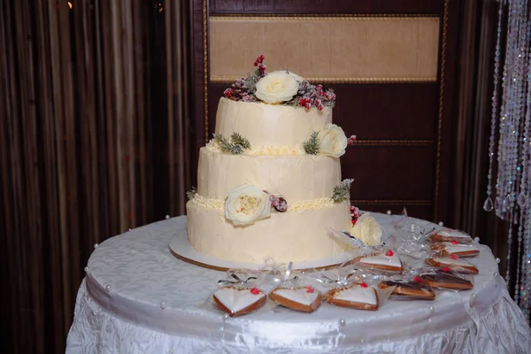 달콤한 다단계 웨딩 케이크는 아름 다운 꽃으로 장식 되어 있습니다. 캔디 바 — 스톡 사진