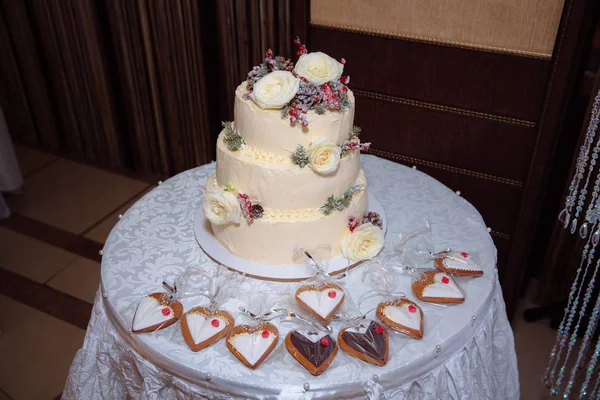 Zoete multilevel bruidstaart versierd met mooie bloemen. Candy bar — Stockfoto