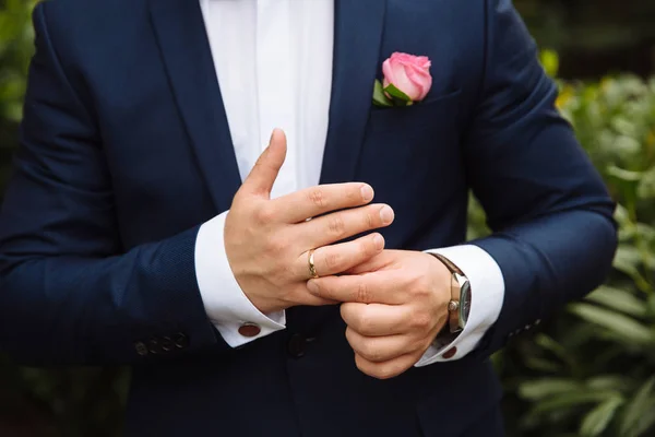 Mãos de homem de negócios com abotoaduras. Roupa de cavalheiro elegante — Fotografia de Stock