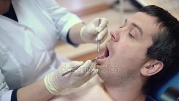 Procedur podejmowania kobieta dentysty do pacjenta w klinice, zbliżenie — Wideo stockowe