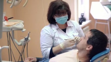 kadın dişçi yapım yordamlar Kliniği, erkek hastaya yakın çekim