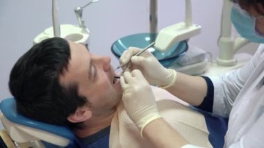 kadın dişçi yapım yordamlar Kliniği, erkek hastaya yakın çekim