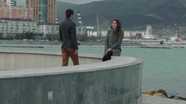 Genç bir çift deniz plaj yürüyüş. Sarılma ve öpüşme. Aile ve sevgi kavramı