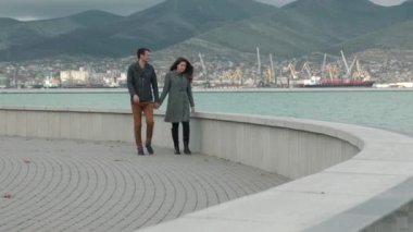 Genç bir çift deniz plaj yürüyüş. Sarılma ve öpüşme. Aile ve sevgi kavramı