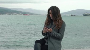 Mutlu kız smartphone denize yakın bir selfie yapma