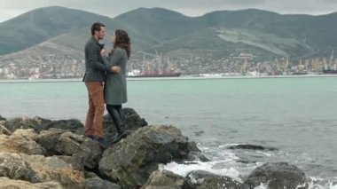 Genç bir çift deniz plaj yürüyüş. Sarılma ve öpüşme. Aile ve sevgi kavramı