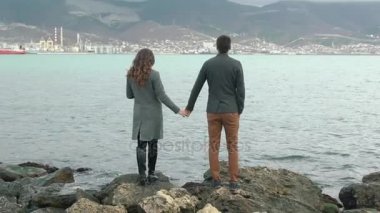 Genç bir çift deniz plaj yürüyüş. Sarılma ve öpüşme. Aile ve sevgi kavramı