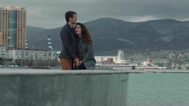 Jeune couple marchant sur la plage à la mer. Embrasser et embrasser. Concept famille et amour — Video