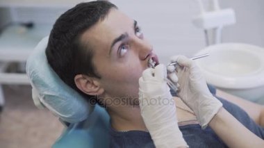 Genç kız dişçi diş erkek hasta yordamlarla yapma. Doktor Diş davranır. Kavramı çok sağlıklı yaşam