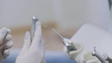 Diş hekimleri eller diş Kliniği'nde tıbbi araçlar al. Yakın çekim. Sağlıklı yaşam kavramı